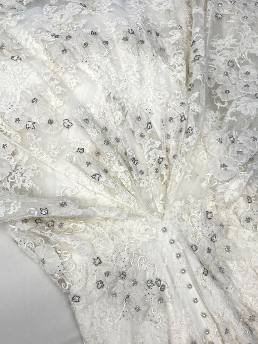 Vintage Monique Lhuillier Fall 2007 Lace Wedding Gown - Picture 10 of 12